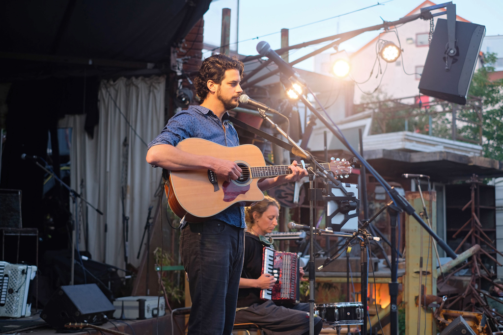 Duo Toi et moi mit Gitarre und Akkordeon auf der Bühne