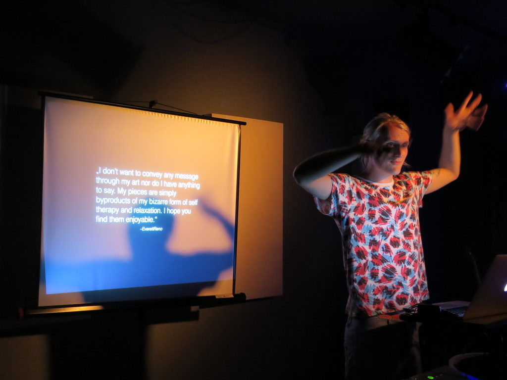 Matthias Conrady gestikulierend vor Leinwand