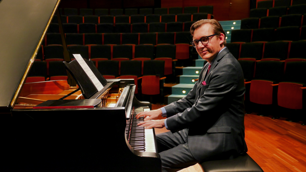 Markus Schimpp sitzt am Klavier