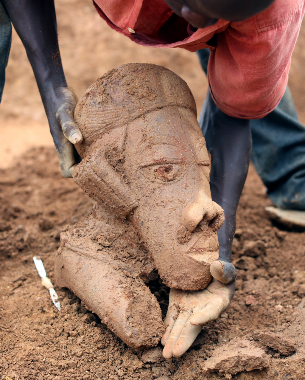 Ausgrabung eines westafrikanischen Steinkopfes