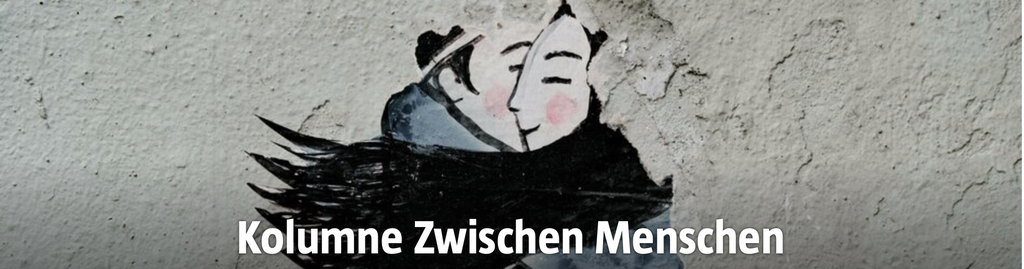 Zwei gemalte Personen eng umschlungen. 