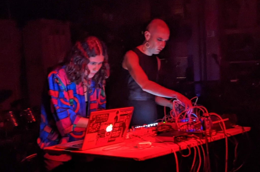 DJane und DJ hinter Mischpult