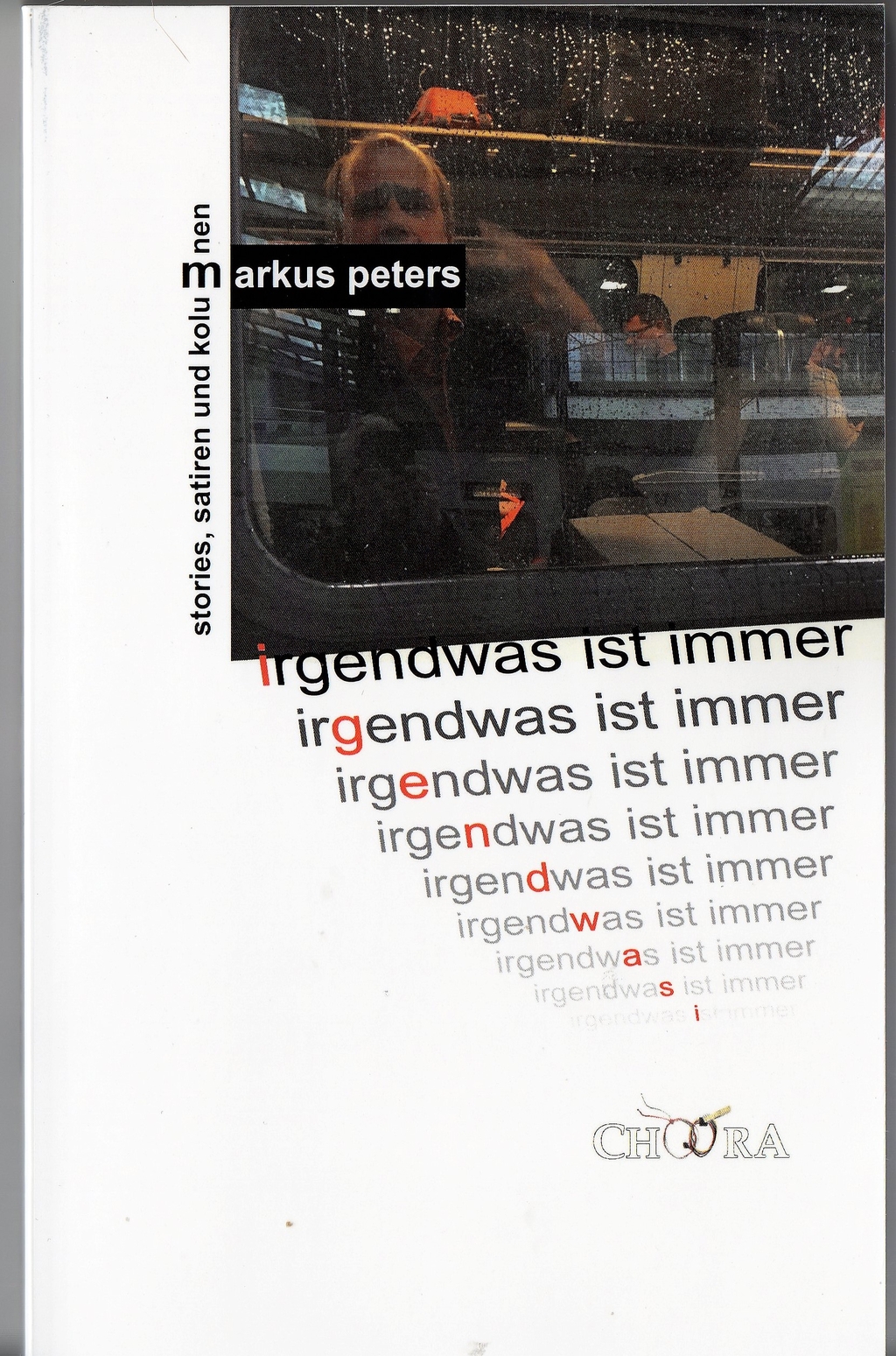 Buchcover "Irgendwas ist immer"; darauf der Ausschnitt eines Busfensters von Außen; dahinter schaut ein Mann aus dem Bus heraus.