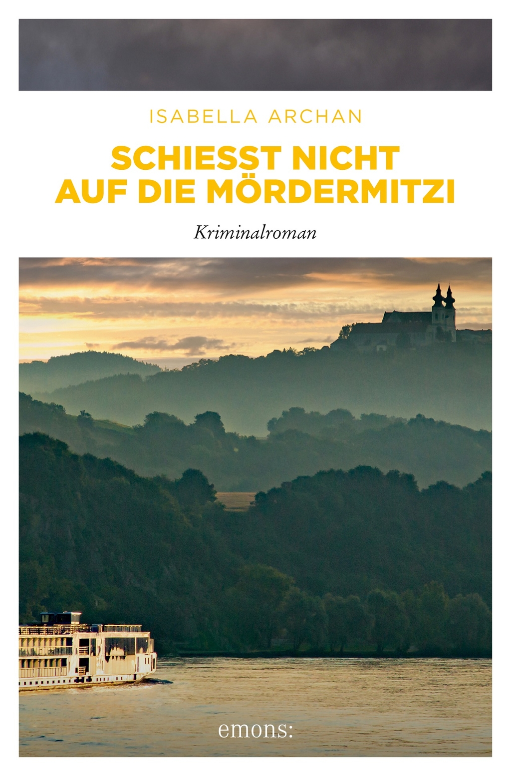 Buchcover "Schießt nicht auf die Mördermitzi". Im Vordergrund ein Schiff auf einem Fluss. Dahinter grüne, hügelige Landschaft mit Bäumen. Auf dem Hügel eine Art Kirche oder Schloss