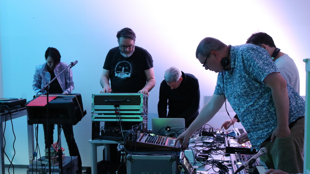 Die Mitglieder*innen von Grüner Würfel Drehkommando beim Musizieren