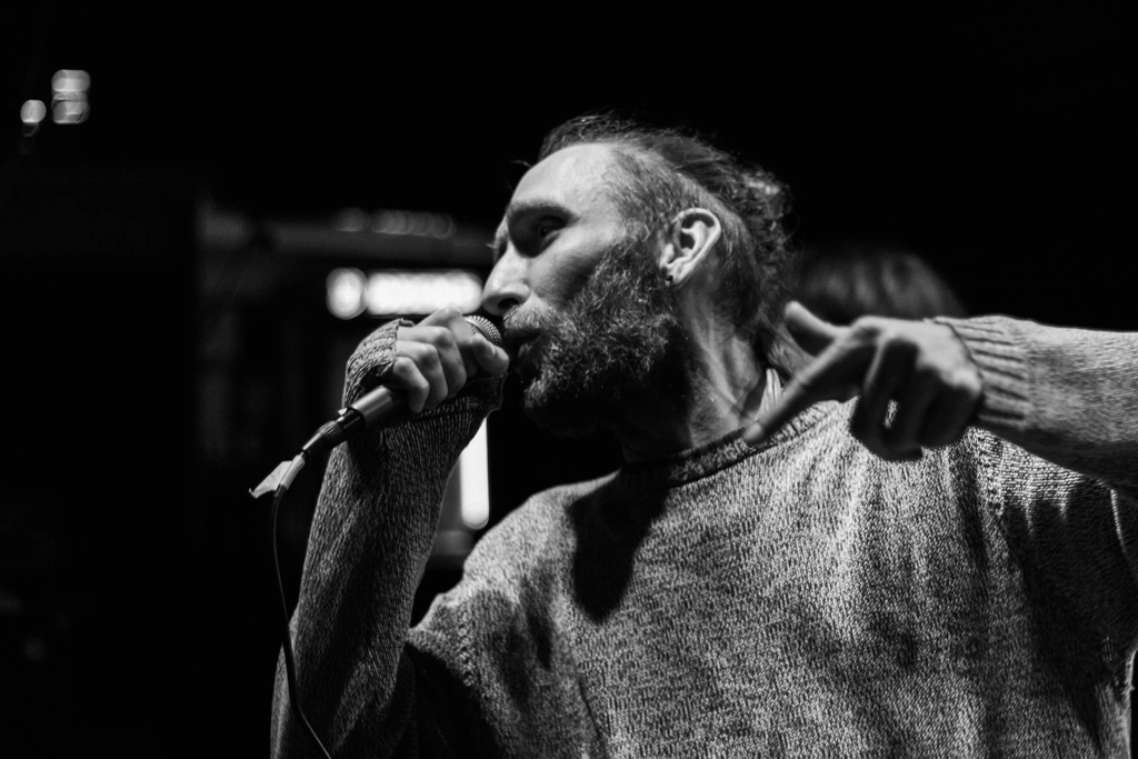 Max Mehoni beim Singen mit Mikrofon