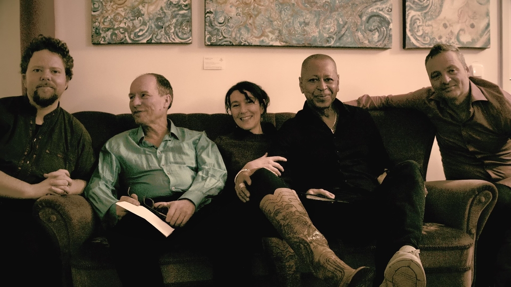 Bild mit Portofino auf einer Couch sitzend