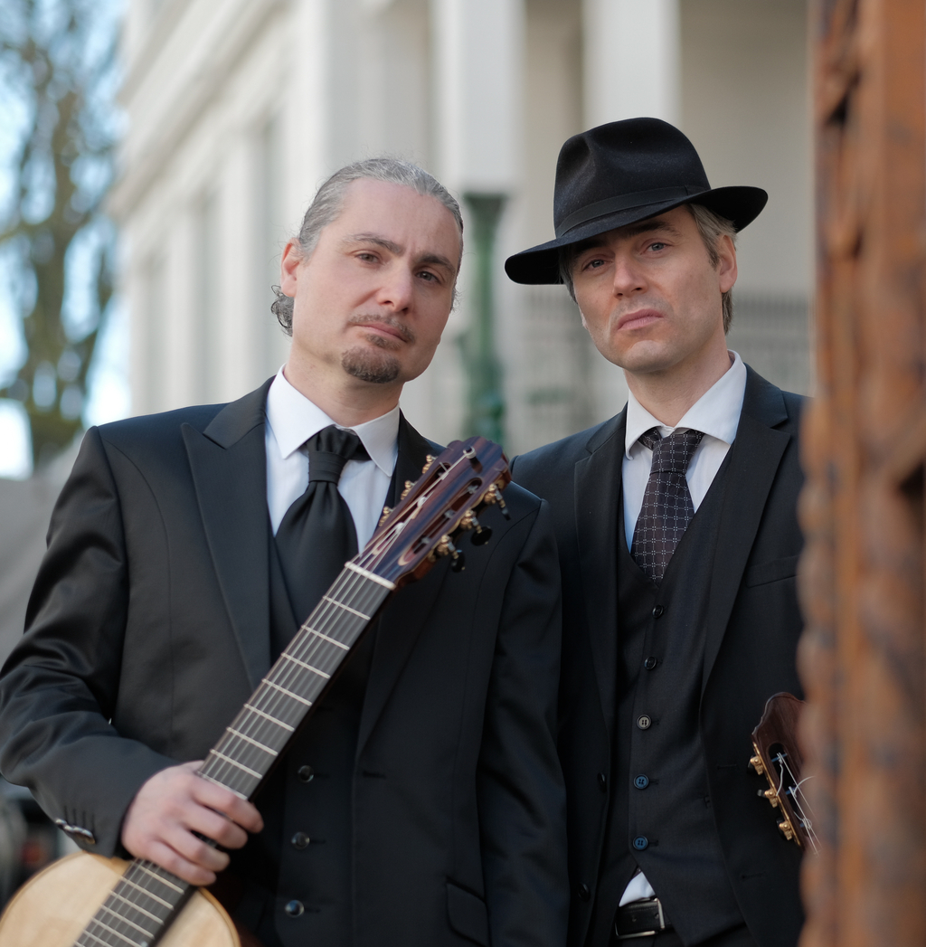 Gitarrist Luciano Marziali und Tobias Kassung mit Gitarren in den Händen. 