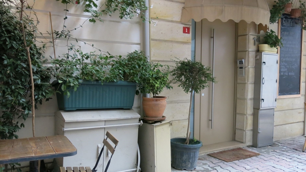 Hauseingang mit Straßencafe in Istanbul Beyoglu, Link auf Künstlerstipendien für das "Atelier Galata" in Istanbul