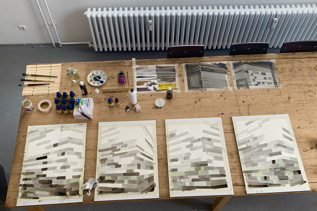 Foto von mehreren gemalten Bildern in Grautönen