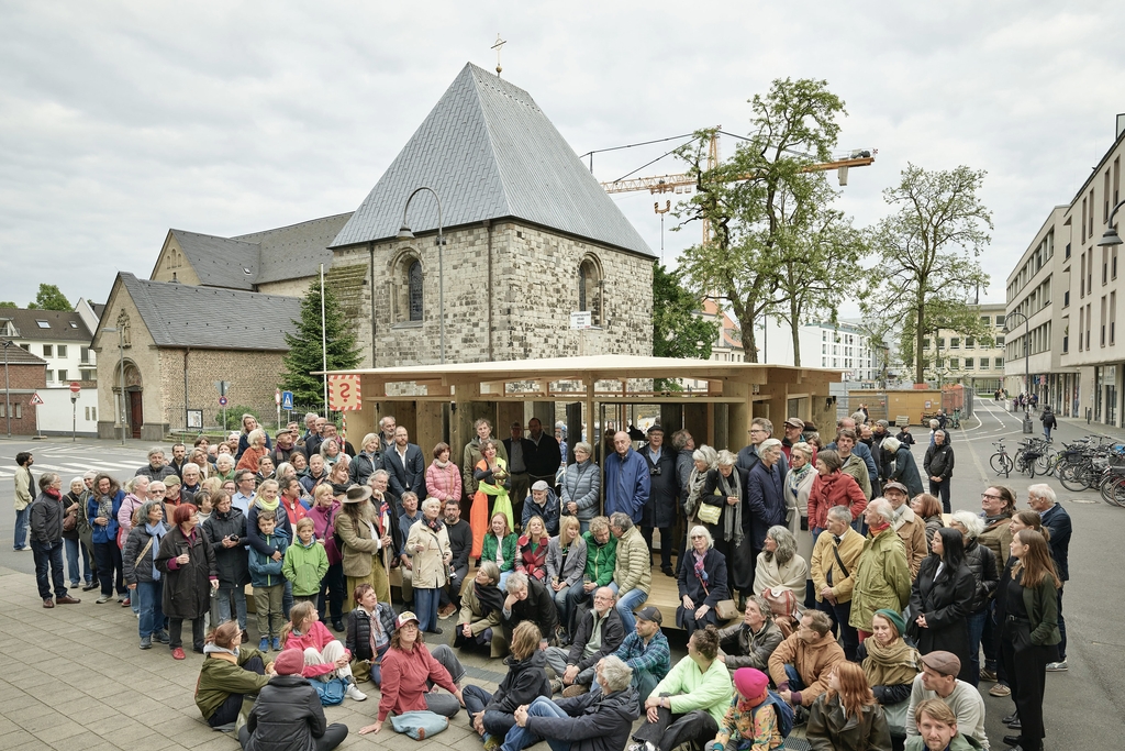 Gruppenfoto vor dem hölzernen Pavillion auf dem Waidmarkt