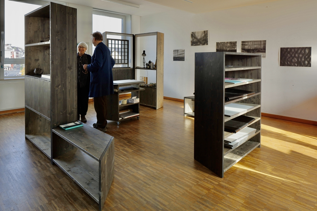 Foto von einem Raum, in dem mehrere Regale angeordnet sind