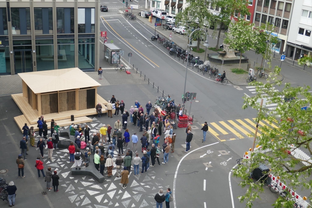 Foto von oben von dem hölzernen Pavillion auf dem Waidmarkt mit Menschen