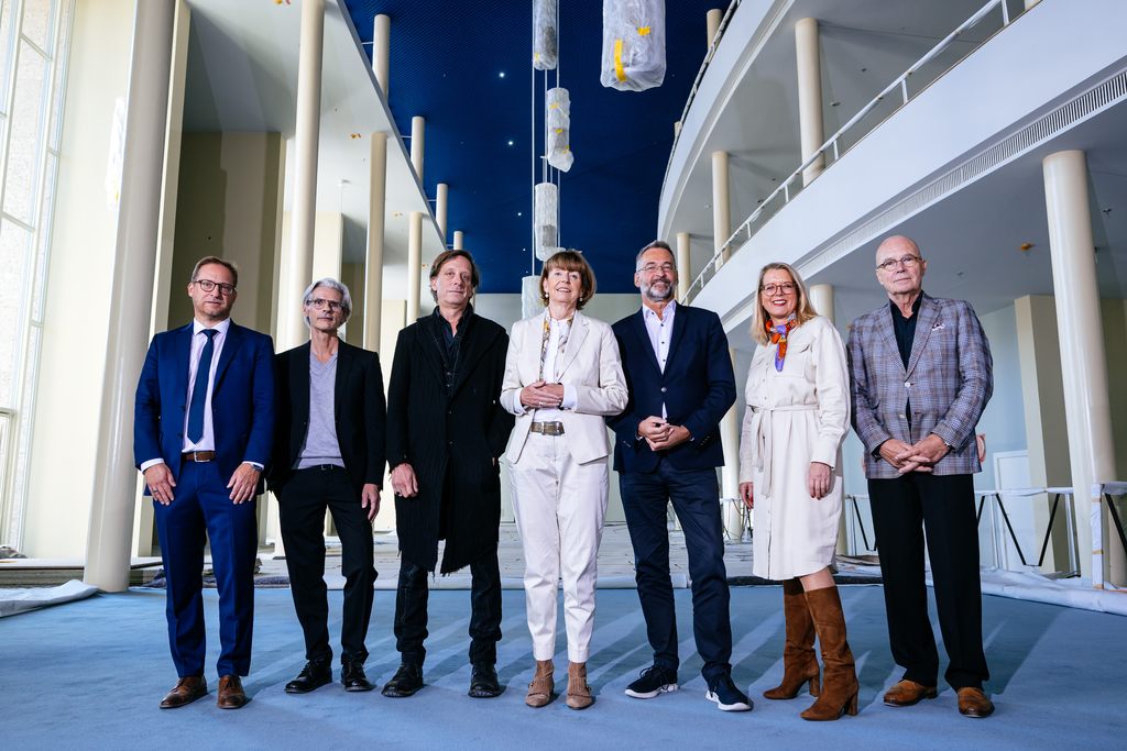 Im sanierten Foyer der Oper: Oberbürgermeisterin Henriette Reker (Mitte) mit (v.l.) Projektleiter Jürgen M. Volm, Kulturdezernent Stefan Charles, Intendant Kay Voges, Intendant Hein Mulders, Stadtdirektorin Andrea Blome und Bernd Fülle, Geschäftsführender