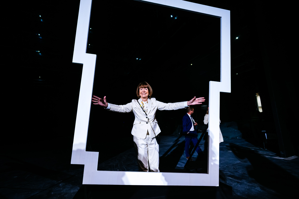 Oberbürgermeisterin Henriette Reker mit dem künftigen Logo für die Kölner Bühnen