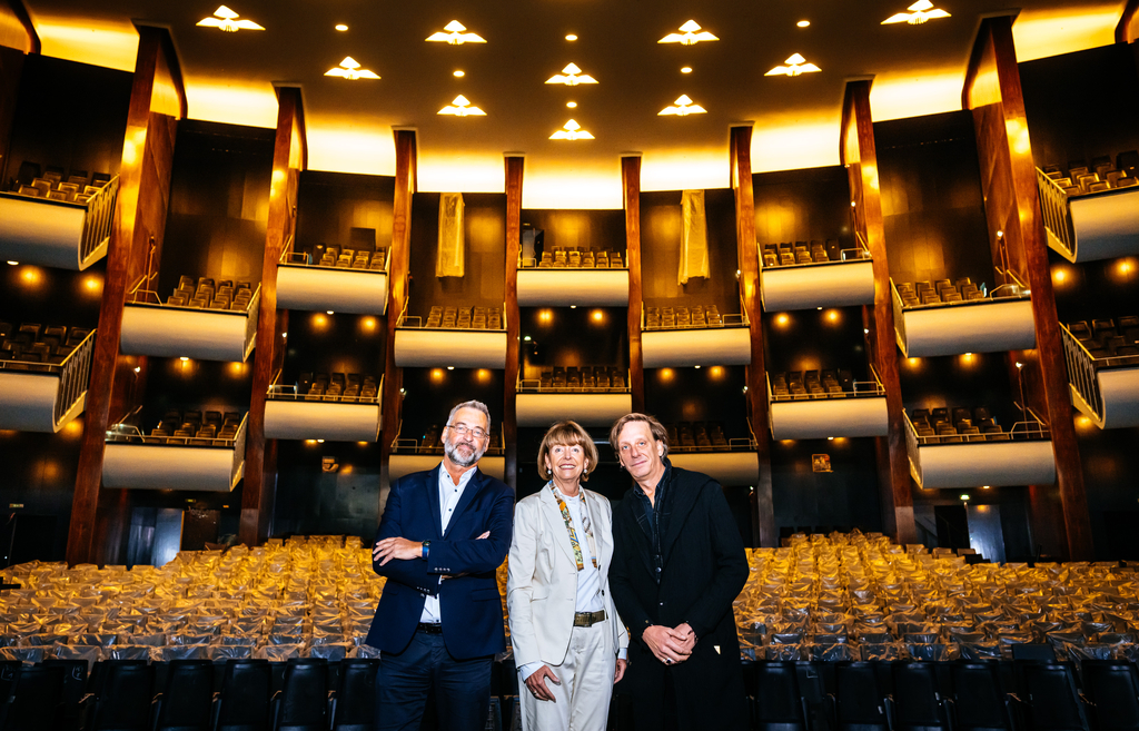 Oberbürgermeisterin Henriette Reker mit den Intendanten Hein Mulders (Oper, l.) und Kay Voges (Schauspiel, r.) auf der Bühne der Oper vor dem charakteristischen Zuschauerraum