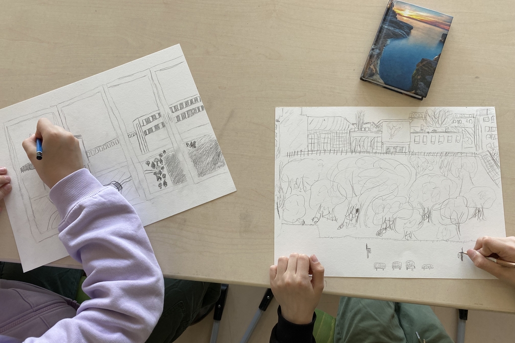 Foto von zwei Skizzen des Waidmarkts, die von Kindern angefertigt wurden