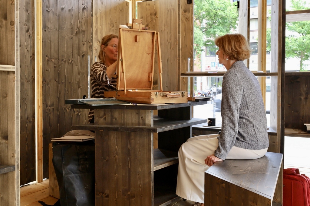 Foto von Oberbürgermeisterin Henriette Reker, wie sie von einer anderen Frau gezeichnet wird