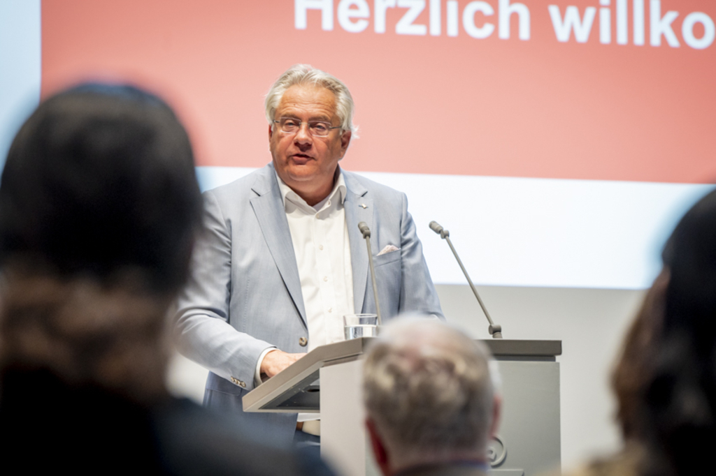 Bürgermeister Dr. Ralph Elster begrüßt die Anwesenden