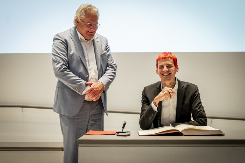 Leif Berger trägt sich in unser Gästebuch ein