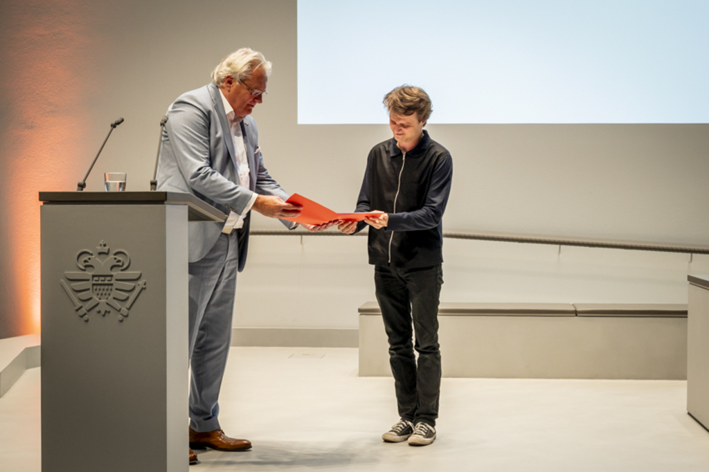 Dr. Ralph Elster ehrt Nicolas Kuhn mit dem Bernd-Alois-Zimmermann-Stipendium