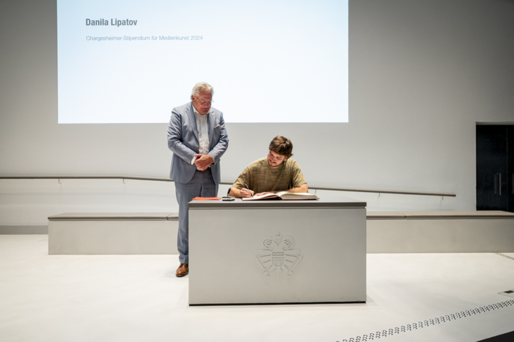 Danila Lipatov beim Eintrag ins Gästebuch