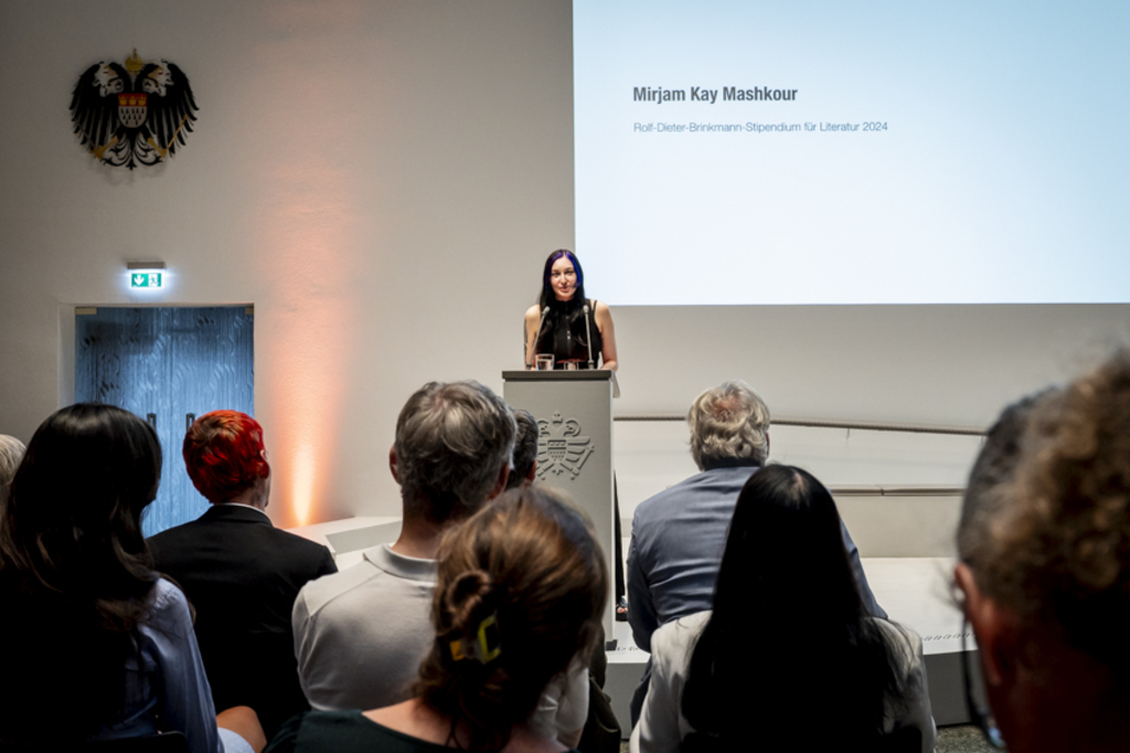 Mirjam Kay Mashkour bedankt sich für die Ehrung