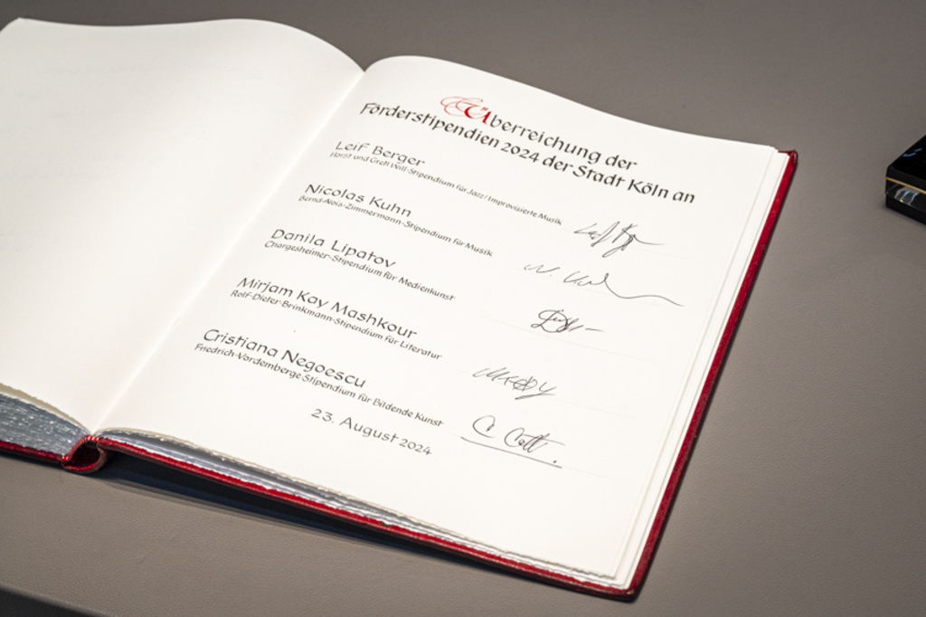 Das Gästebuch mit den Unterschriften der Preisträger*innen