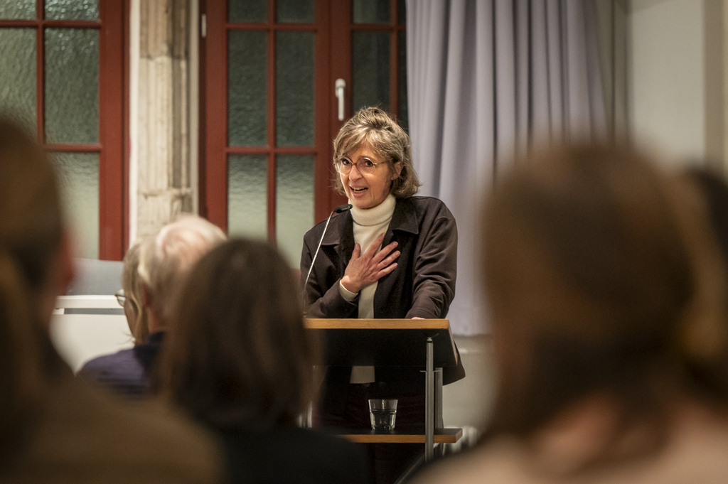Bettina Fischer begrüßt im Literaturhaus Köln