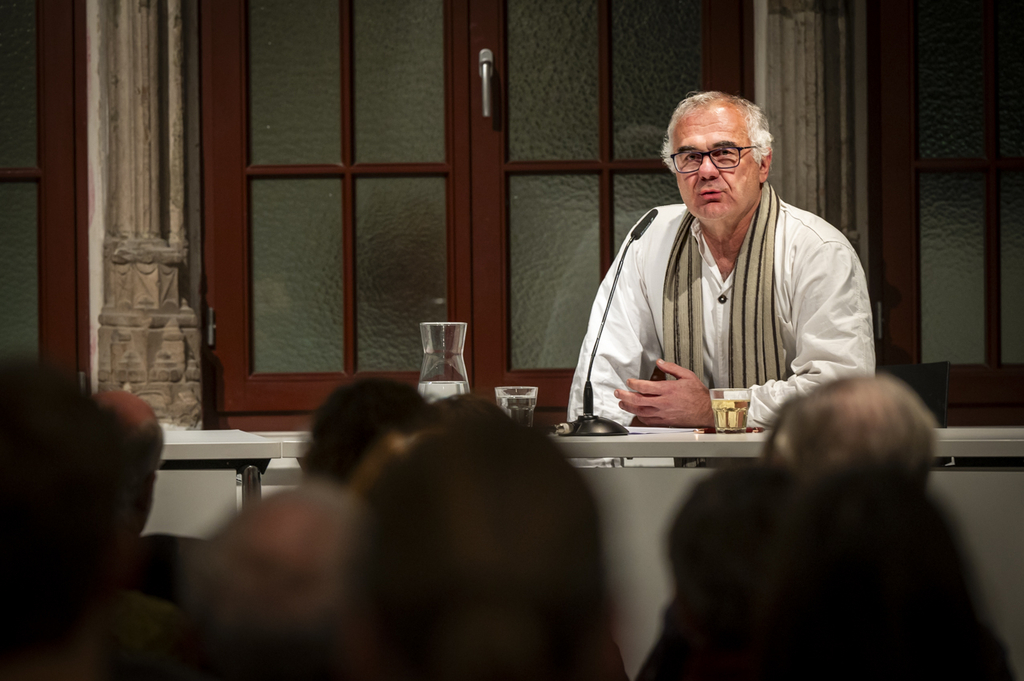 Dr. Enno Stahl führt mit geschickten Fragen durch das Gespräch