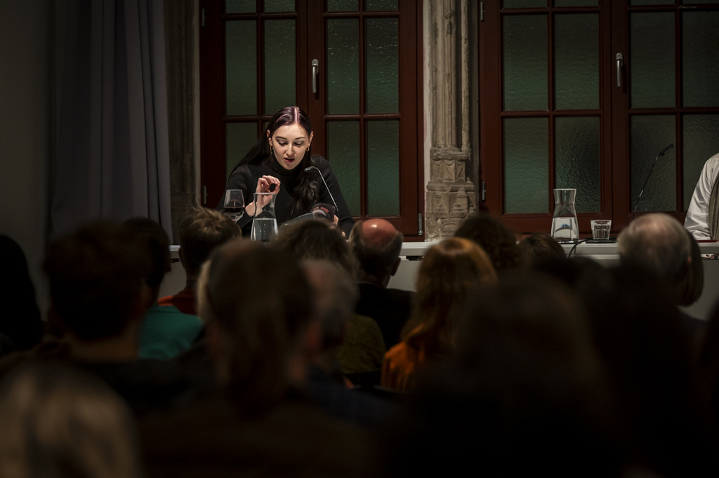 Witzig und pointiert liest sie aus ihrem frisch erschienenen Buch "Star Girl Space Boy"