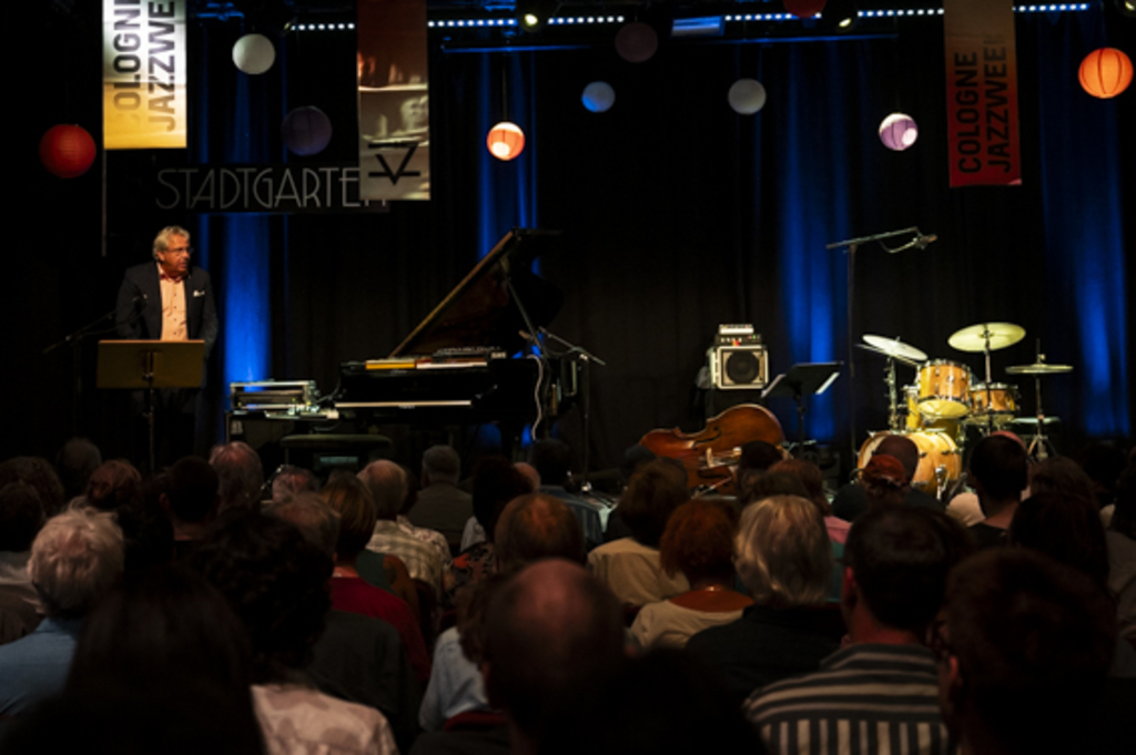 Bürgermeister Dr. Ralph Elster überbringt die Glückwünsche und Grüße von Oberbürgermeisterin Henriette Reker
