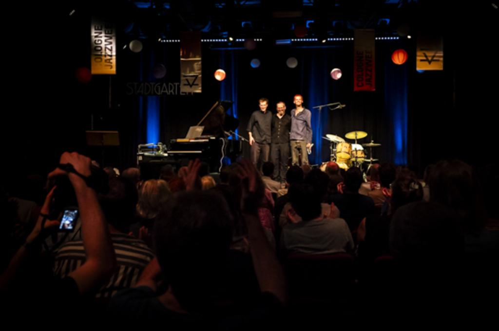 Die drei Musiker genießen nach dem tollen Konzert den Applaus