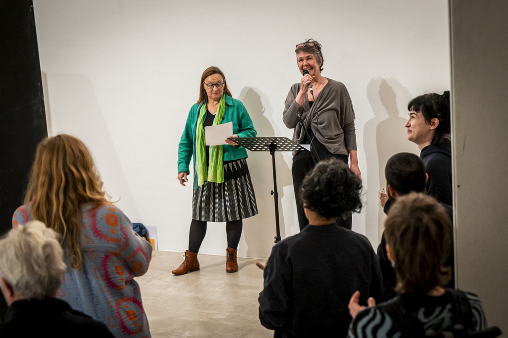 Astrid Bardenheuer begrüßt die Anwesenden in der artothek, Raum für junge Kunst