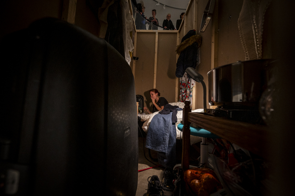 Die Besucher*innen können von der Galerie in die Installation hineinsehen