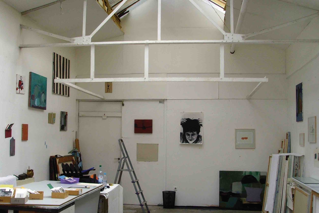 Atelier Geitel Dürrenfeld Innenraum mit Arbeitstisch und Materialien, Link auf Ateliers - Stadt Köln