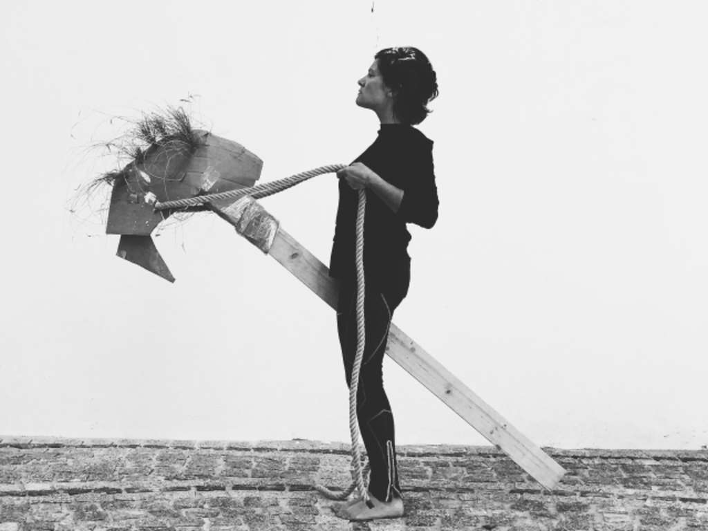 Claudia Mann auf Steckenpferd