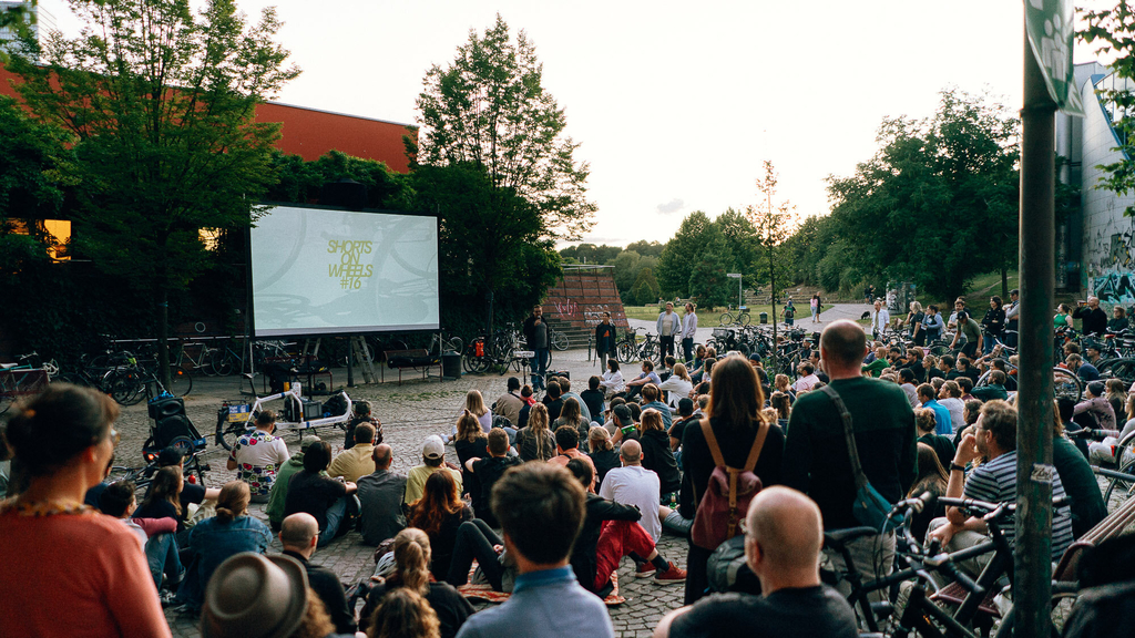 Foto von einer Menschenmenge, die einen Film schaut.