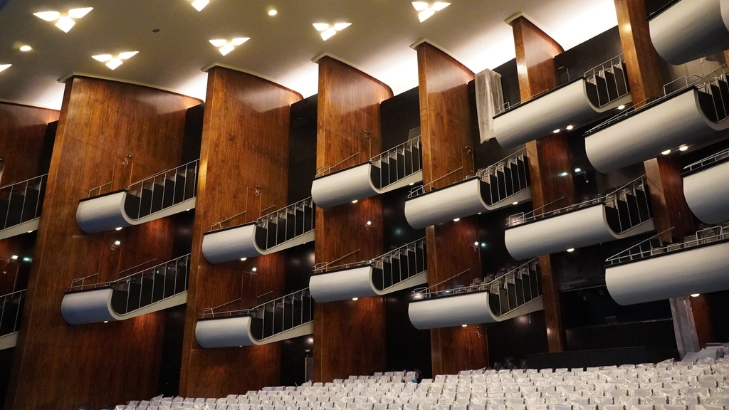 Foto der Zuschauertribüne und der Logen der Oper