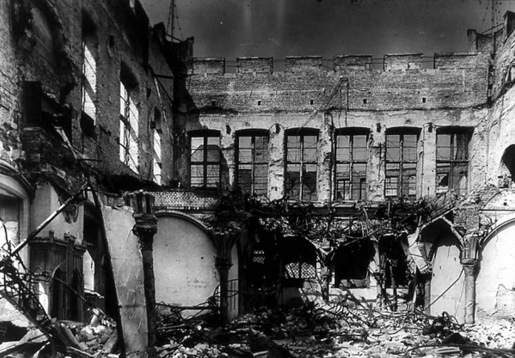 Gürzenich zu Köln, innen zerstört am Ende des Zweiten Weltkrieges