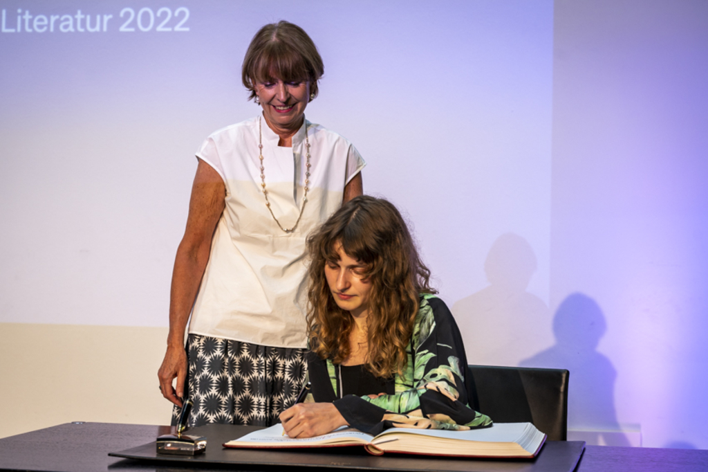 Justine Bauer trägt sich ins Gästebuch der Stadt Köln ein 