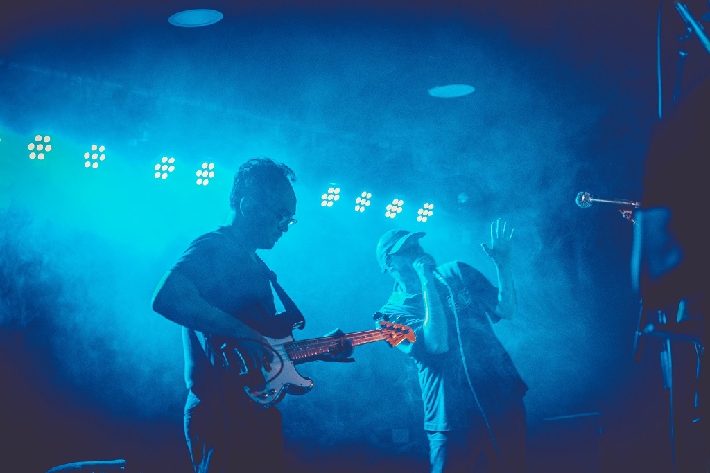 Von Spar auf der Bühne spielen das legendäre erste Album ihrer Band