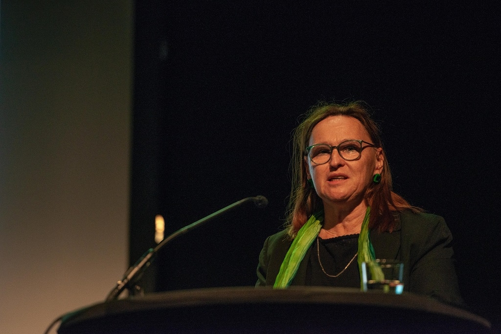 Bürgermeisterin Britta von Bülow spricht ein Grußwort