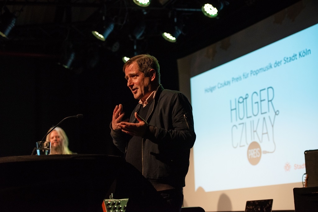 Andreas Dorau hält eine launige Laudatio auf Whirlpool Productions