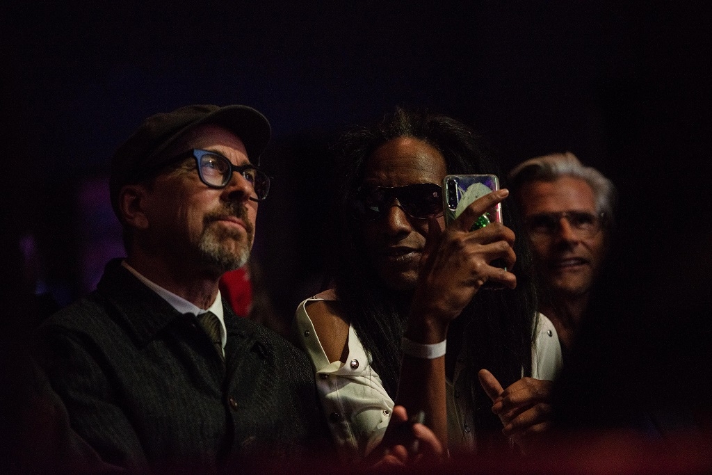 Gebannt folgen die Whirlpool Productions-Mitglieder Hans Nieswandt und Eric D. Clarke der Laudatio