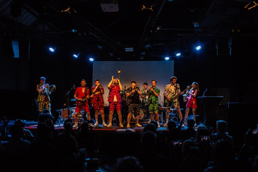 Die Brass-Band Druckluft performten den Whirlpool Productions Hit „From Disco: To Disco“