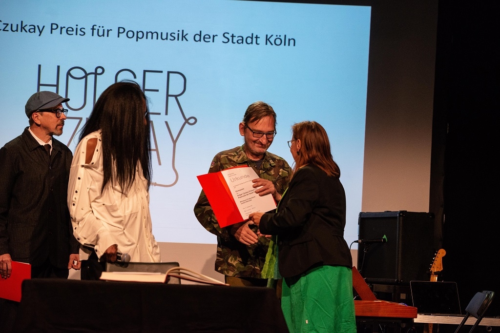 Die Ehrenpreisträger erhalten die Urkunde