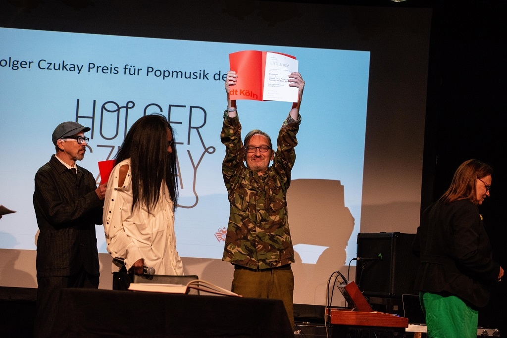 Stolz präsentiert Justus Köhncke die Urkunde