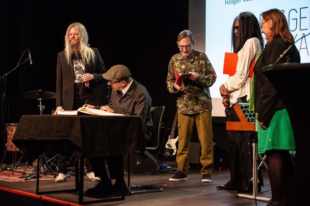 Whirlpool Productions tragen sich in das Gästebuch der Stadt ein