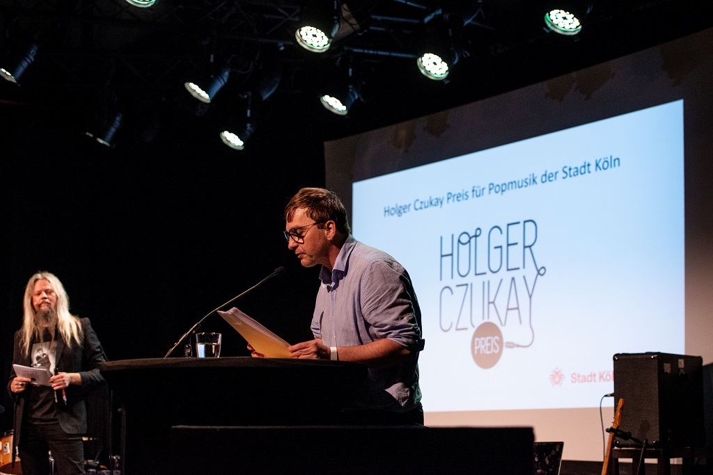 Der Laudator Wolfgang Frömberg hält die Laudatio auf den Hauptpreisträger Von Spar